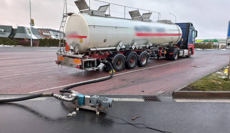 Z poškozené cisterny u dálnice D5 unikala kyselina dusičná, na místě zasahují hasiči