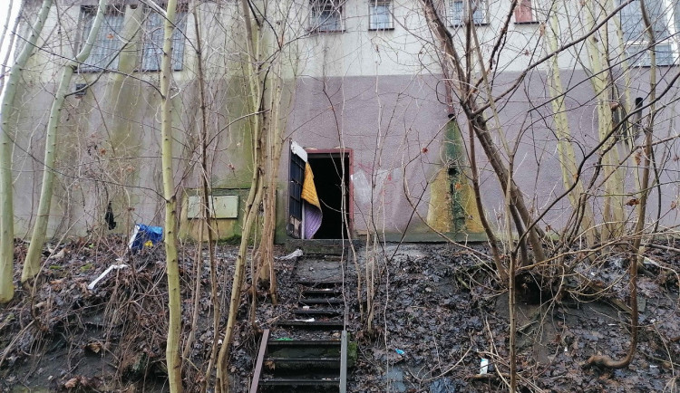 Bezdomovci obsadili objekt na bývalém autobusovém nádraží, hrozilo že ho podpálí