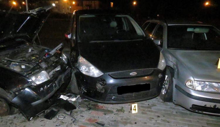 Řidič měl v krvi tři promile alkoholu, při zběsilé jízdě přes chodníky a trávníky naboural šest vozidel