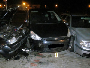 Řidič měl v krvi tři promile alkoholu, při zběsilé jízdě přes chodníky a trávníky naboural šest vozidel