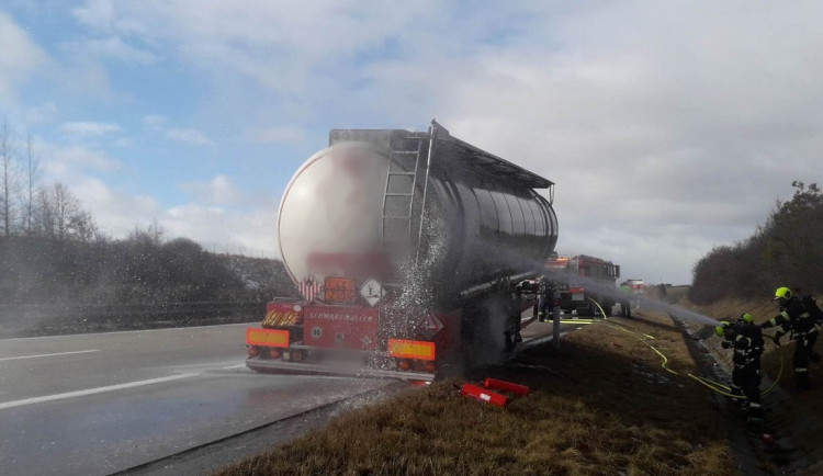 Na dálnici D5 hoří pneumatiky u cisterny, policie uzavřela jízdní směr na Rozvadov