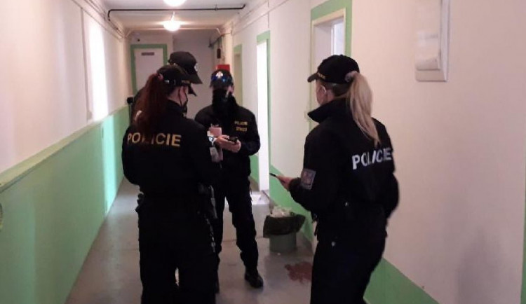 Policie vyrazila na kontrolu do firmy v domažlické průmyslové zóně, několik cizinců musí opustit Česko