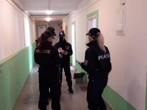 Policie vyrazila na kontrolu do firmy v domažlické průmyslové zóně, několik cizinců musí opustit Česko