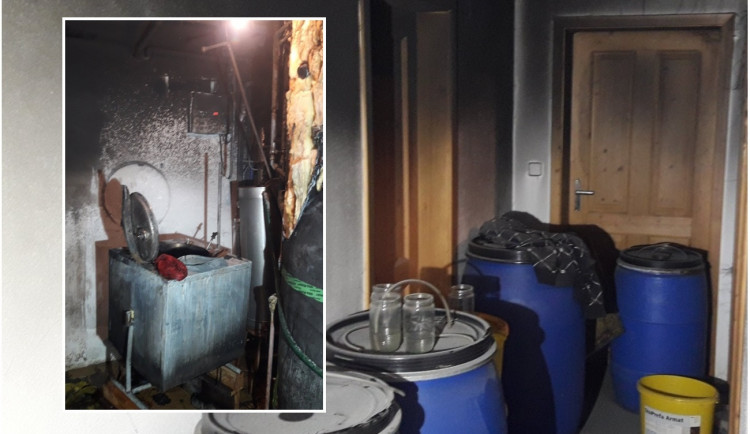 Při pálení slivovice explodovala uvnitř rodinného domu destilační kolona, výbuch zranil jednoho muže