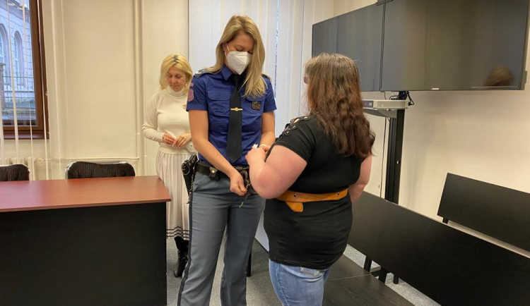 Novorozeně udusila cizinka utěrkou a tělíčko pohodila u řeky, soud ji udělil 16 let vězení a vyhoštění