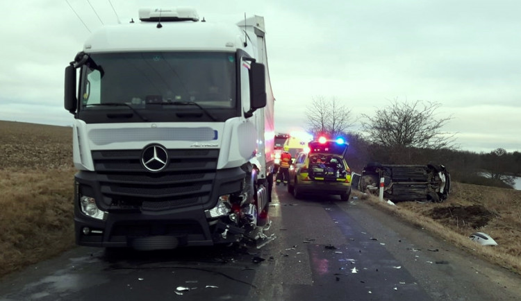 Řidič osobáku nezvládl průjezd zatáčkou a v protisměru čelně narazil do kamionu, utrpěl velmi těžké zranění