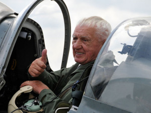 V rámci dokumentu „Dvacet minut nad Londýnem“ se Boček opět vrátil do kokpitu své oblíbené stíhačky, foto: Armáda ČR