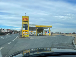 Čerpací stanice na okraji Chválenic stojí dodnes, jen vypadá o poznání jinak.