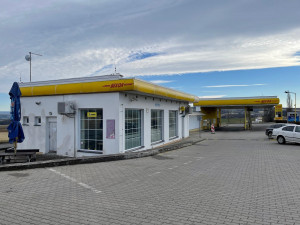 Čerpací stanice na okraji Chválenic stojí dodnes, jen vypadá o poznání jinak.