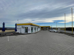 Čerpací stanice na okraji Chválenic stojí dodnes, jen vypadá o poznání jinak.