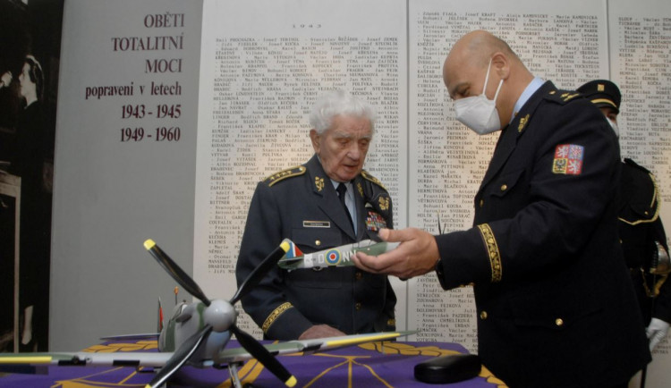 Dary si Emil Boček převzal převzal v pankráckém památníku Vězeňské služby, foto: Lubomír Světnička, natoaktual.cz