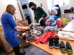 Úředníci z města provětrali své šatníky a darovali charitě rekordní množství oblečení