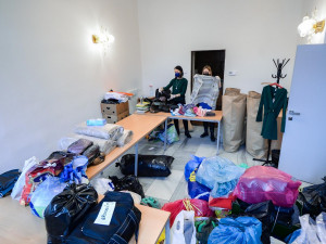 Úředníci z města provětrali své šatníky a darovali charitě rekordní množství oblečení