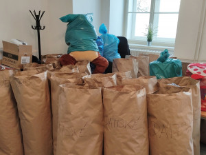 Úředníci z města provětrali své šatníky a darovali charitě rekordní množství oblečení