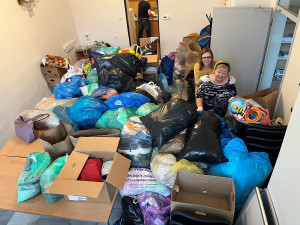 Úředníci z města provětrali své šatníky a darovali charitě rekordní množství oblečení