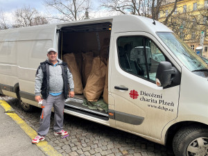 Úředníci z města provětrali své šatníky a darovali charitě rekordní množství oblečení