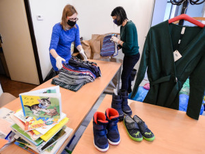 Úředníci z města provětrali své šatníky a darovali charitě rekordní množství oblečení