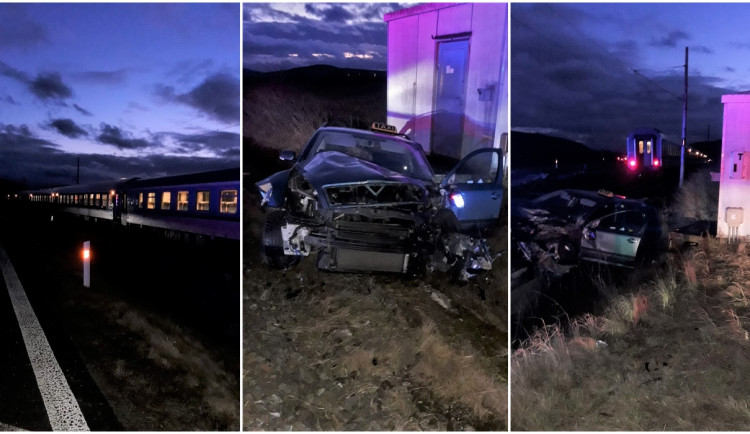 Zdrogovaný taxikář vletěl s autem rovnou pod vlak, tři lidé utrpěli zranění