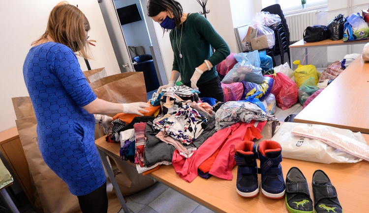 Úředníci z města provětrali své šatníky a darovali charitě rekordní množství oblečení