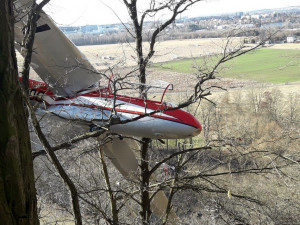 VIDEO: Pilot větroně nezvládl přistání a skončil v korunách stromů