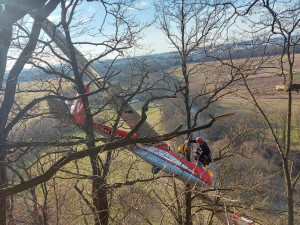 VIDEO: Pilot větroně nezvládl přistání a skončil v korunách stromů