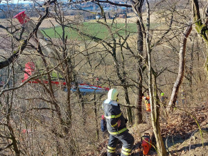 VIDEO: Pilot větroně nezvládl přistání a skončil na vyhlídce v korunách stromů