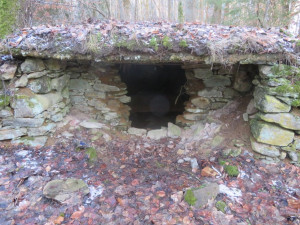 Turista zažil horor, ve sklepení polorozpadlého objektu uprostřed lesů našel starou rakev