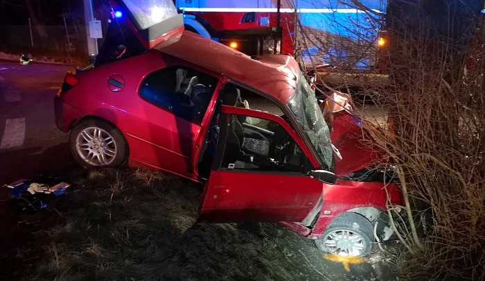 Řidič tohoto havarovaného automobilu byl k sedačce připoután řetězem a dvěma visacími zámky