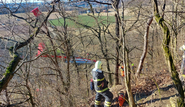 VIDEO: Pilot větroně nezvládl přistání a skončil v korunách stromů