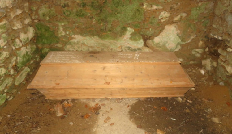 Turista zažil horor, ve sklepení polorozpadlého objektu uprostřed lesů našel starou rakev