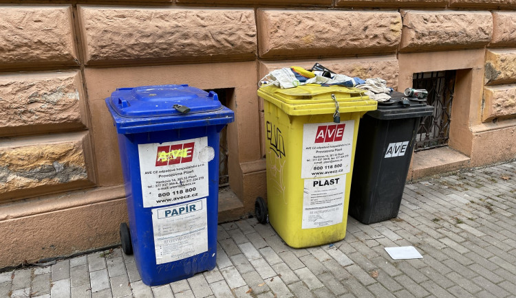 Nový systém svozu odpadu se v Plzni osvědčil, lidé mohou třídit papír a plast přímo v domě
