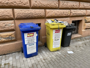 Nový systém svozu odpadu se v Plzni osvědčil, lidé mohou třídit papír a plast přímo v domě