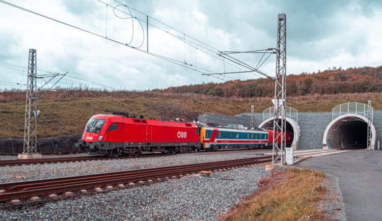 Žena zatáhla za záchrannou brzdu v plně rozjetém vlaku, když projížděl tunelem o délce 4150 metrů