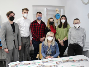 autorka Alena Lochmannová se studenty FZS