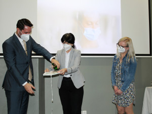 Křest knihy: Děkan FZS Lukás Štich, emeritní rektorka Ilona Mauritzova, proděkanka a autorka knihy Alena Lochmanová