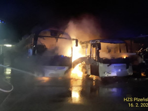 Čtyři autobusy hořely při večerním požáru v depu, způsobená škoda šplhá k 15 milionům korun