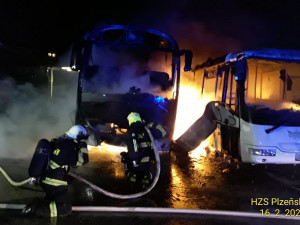 Čtyři autobusy hořely při večerním požáru v depu, způsobená škoda šplhá k 15 milionům korun