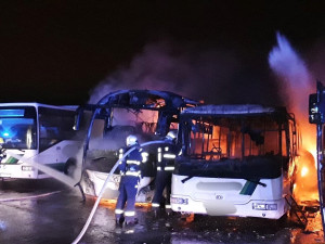 Čtyři autobusy hořely při večerním požáru v depu, způsobená škoda šplhá k 15 milionům korun