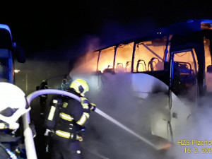 Čtyři autobusy hořely při večerním požáru v depu, způsobená škoda šplhá k 15 milionům korun