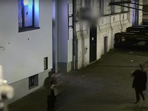 Neznámý vandal strhl a odcizil státní vlajku České republiky ze stožáru u plzeňského pomníku Díky, Ameriko!