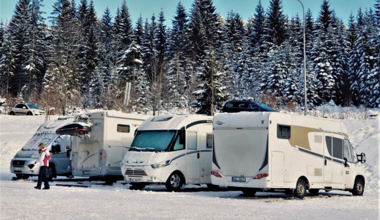 Parkovacích míst pro karavany je na Šumavě akutní nedostatek