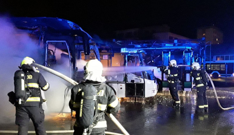 Čtyři autobusy hořely při večerním požáru v depu, způsobená škoda šplhá k 15 milionům korun