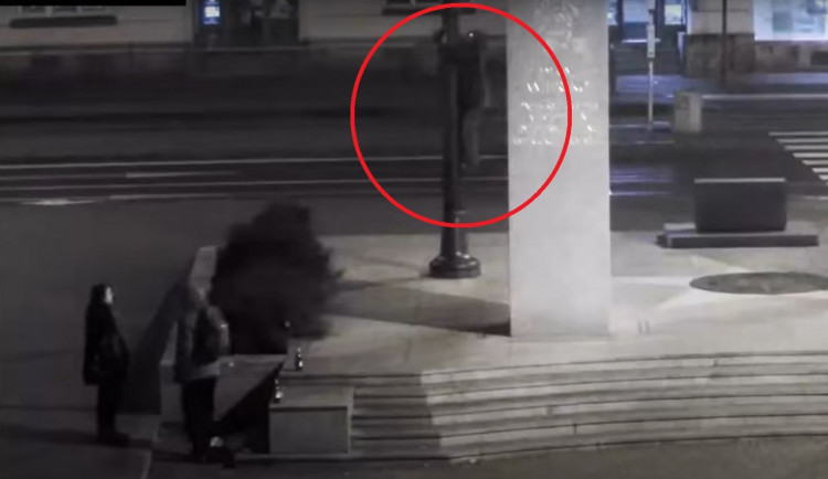 Neznámý vandal krade vlajku ze stožáru u pomníku Díky Ameriko!