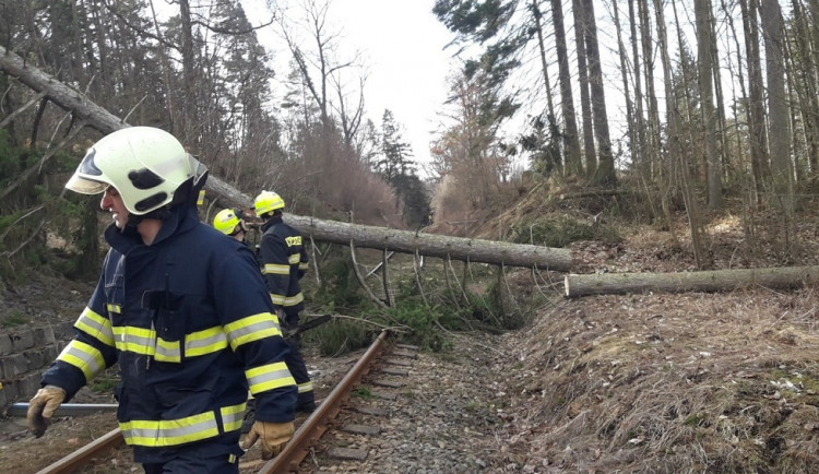 Hasiči bojují s následky silného větru, bez elektřiny je v Plzeňském kraji 29 tisíc domácností