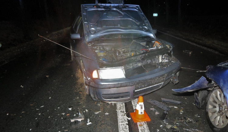 Vítr urval za jízdy kapotu auta, řidič následně havaroval. Na místě byly tři zraněné děti