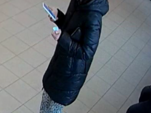 Policie hledá svědky incidentu na plzeňské poště prostřednictvím fotografií z kamerového systému