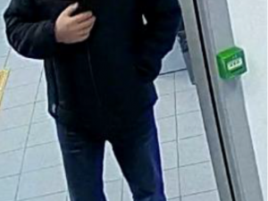 Policie hledá svědky incidentu na plzeňské poště prostřednictvím fotografií z kamerového systému