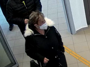 Policie hledá svědky incidentu na plzeňské poště prostřednictvím fotografií z kamerového systému