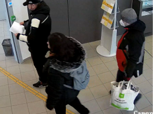 Policie hledá svědky incidentu na plzeňské poště prostřednictvím fotografií z kamerového systému