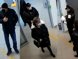 Policie hledá svědky incidentu na plzeňské poště prostřednictvím fotografií z kamerového systému